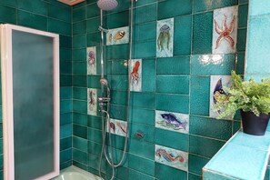Ducha y bañera combinadas, secador de pelo, bidé y toallas