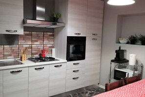 Réfrigérateur, four à micro-ondes, un four, surface de cuisson