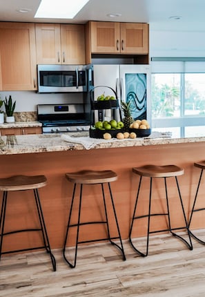 Fridge, microwave, oven, stovetop - Stone Steps Beach is open ! Just Steps Away from the beach. (Encinitas)