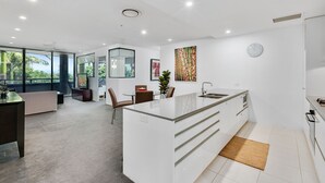 In-room dining - Circle on Cavill Apartments - Q Stay (Surfers Paradise)
