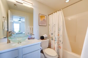 Articles de toilette gratuits, sèche-cheveux, serviettes fournies