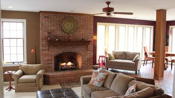 TV, fireplace, DVD player, books