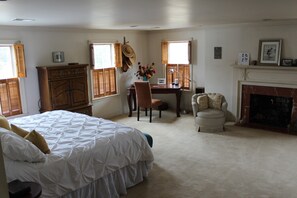 4 bedrooms, iron/ironing board, travel cot, WiFi -  5 minutes from Notre Dame - Spacious 4 Bedroom Home (South Bend)