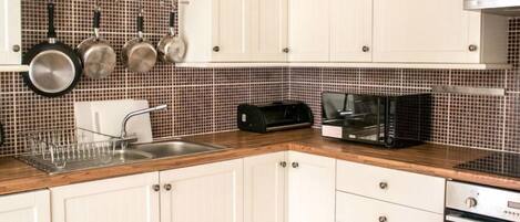 Frigorífico, microondas, lavavajillas y utensilios de cocina