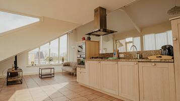 Een koelkast, een magnetron, een oven, een vaatwasser