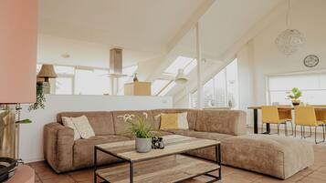 Een televisie en een open haard