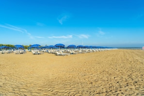 På stranden