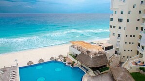 A resort with a swimming pool, beach, and ocean view. - Bsea Cancun Plaza Hotel (Cancun)