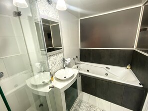 Baignoire, baignoire Ă jets, sĂšche-cheveux, serviettes fournies