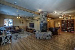 Smart TV, fireplace, DVD player, table football