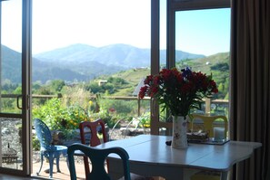 Dining - Delightful cottage, stunning views (Motueka)
