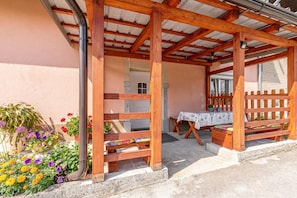 Outdoor dining - Mržek House with Sauna, Bloke, Slovenia (Bloke)