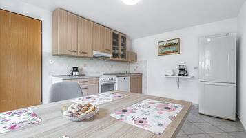 Fridge, oven, stovetop, dishwasher