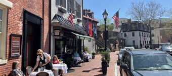 Walk to USNA, Main St w Parking Historic Wisteria