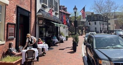 Walk to USNA, Main St w Parking Historic Wisteria