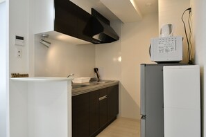 Tủ lạnh, lò vi sóng, bếp nấu, ấm điện