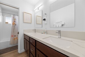 Ensemble douche/baignoire, sèche-cheveux, serviettes fournies