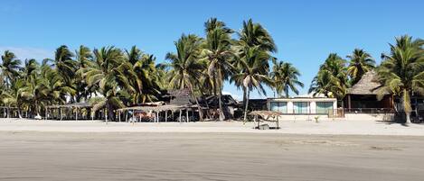 Plage, chaises longues