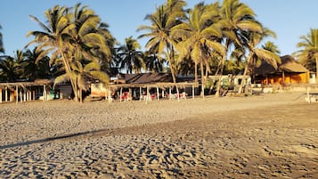 Na praia, espreguiçadeiras