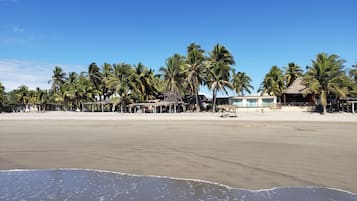 PĂ„ stranden och solstolar