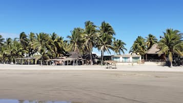 Na praia, espreguiçadeiras