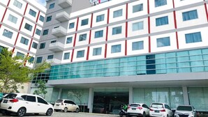 A multi-story hotel with a modern design, featuring a prominent 'prima' sign on the facade. - d'primahotel Balikpapan (Balikpapan)