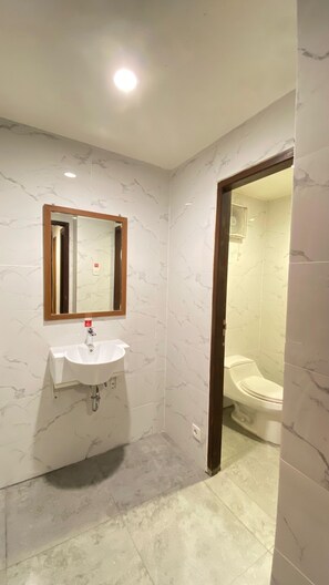 Quarto solteiro standard, sem janelas (with Private Shower and Shared Toilet) | Banheiro compartilhado