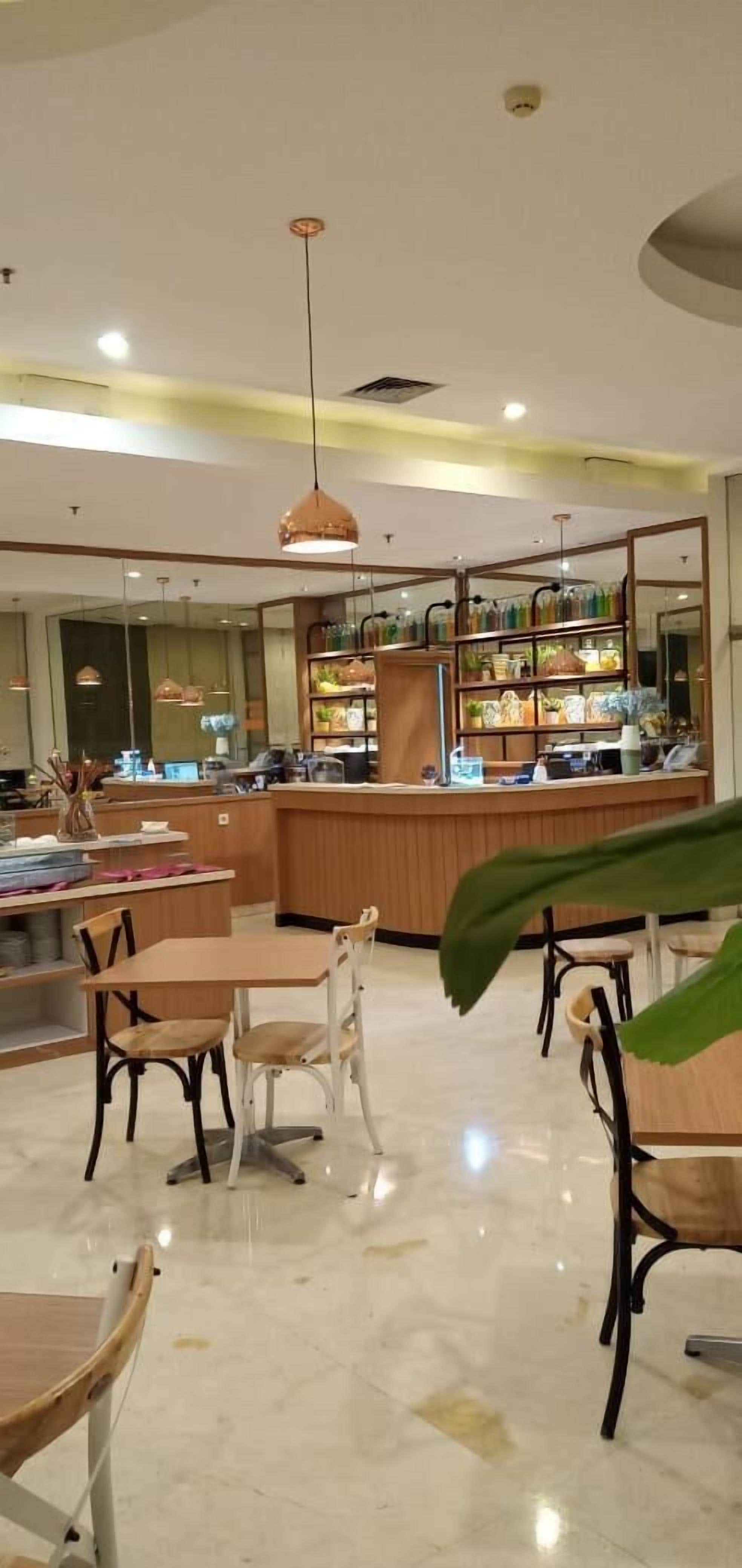 Melayani sarapan, makan siang, dan makan malam