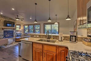 Kjøleskap, mikrobølgeovn, kokeplater og oppvaskmaskin