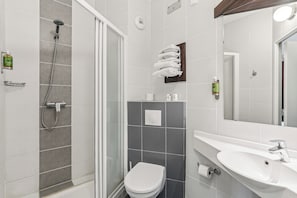 Shower, free toiletries, hair dryer, towels - Hotel AKENA La Ferté Bernard (Cherré-Au)