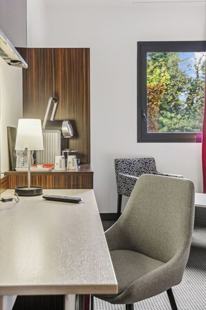 Flat-screen TV - Hotel AKENA La Ferté Bernard (Cherré-Au)