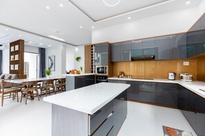 Premier Villa | Private kitchen | Fridge, microwave, oven, stovetop - Tran Duy Sunrise Villa (Ho Chi Minh City)