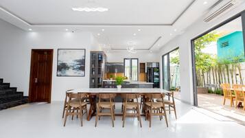 Premier Villa | Makan dalam bilik