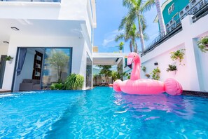 Outdoor pool, pool loungers