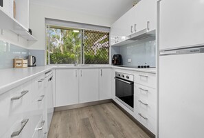 Kühlschrank, Mikrowelle, Ofen, Herdplatte