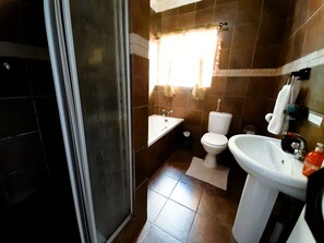 Departamento de lujo | Baño | Toallas, jabón, shampoo, papel de baño