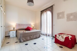 4 quartos, ferros/tábuas de passar roupa, berço de viagem