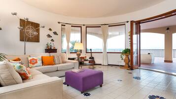 Smart-TV, Bücher, Stereoanlage