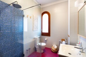 Chuveiro, produtos de toalete biodegradáveis, secador de cabelo, bidê