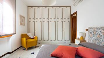 4 habitaciones, tabla de planchar con plancha y cuna de viaje