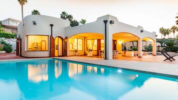 Piscina all'aperto, una piscina riscaldata