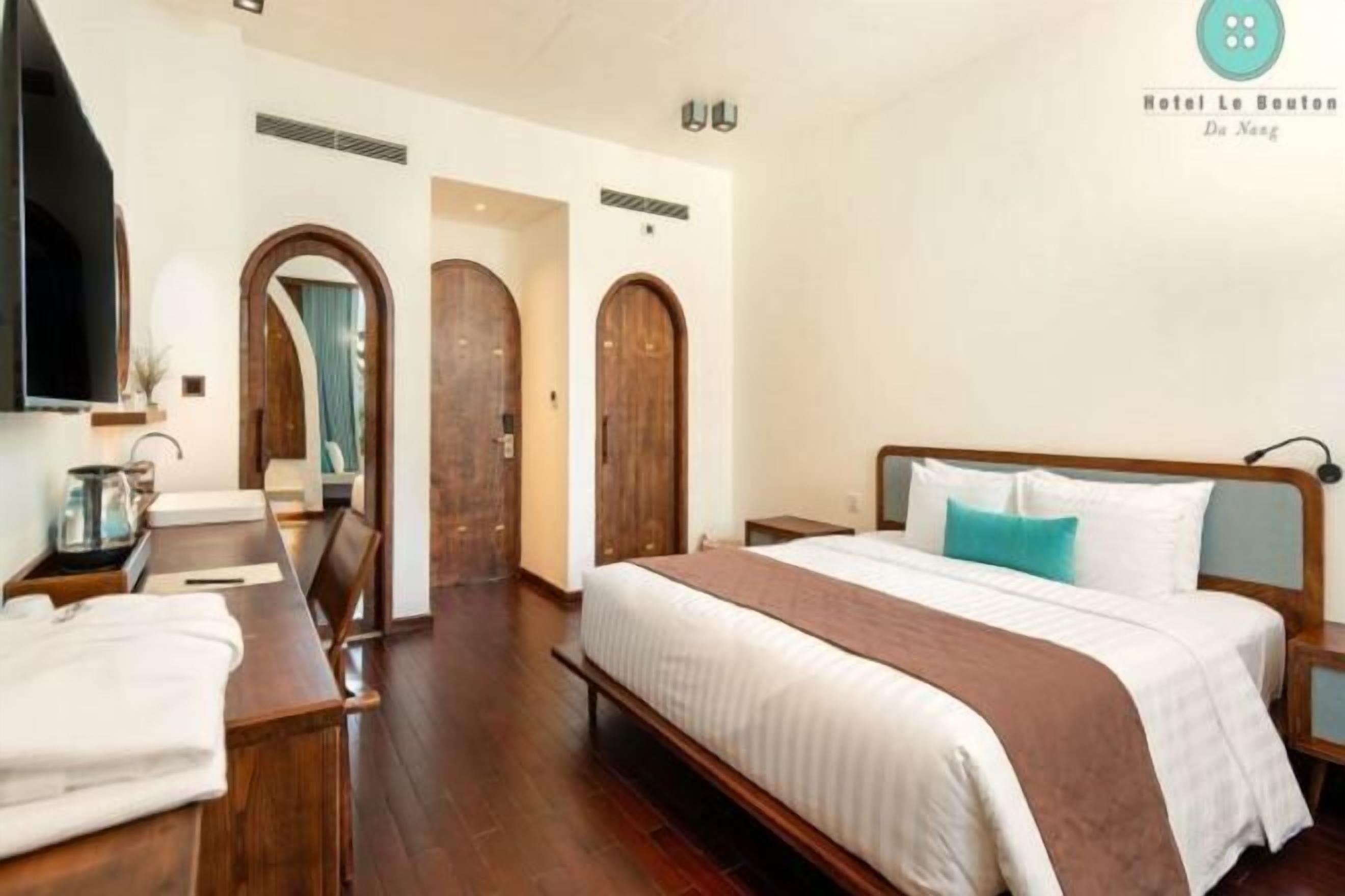 Roupas de cama premium, frigobar, cofres nos quartos, escrivaninha