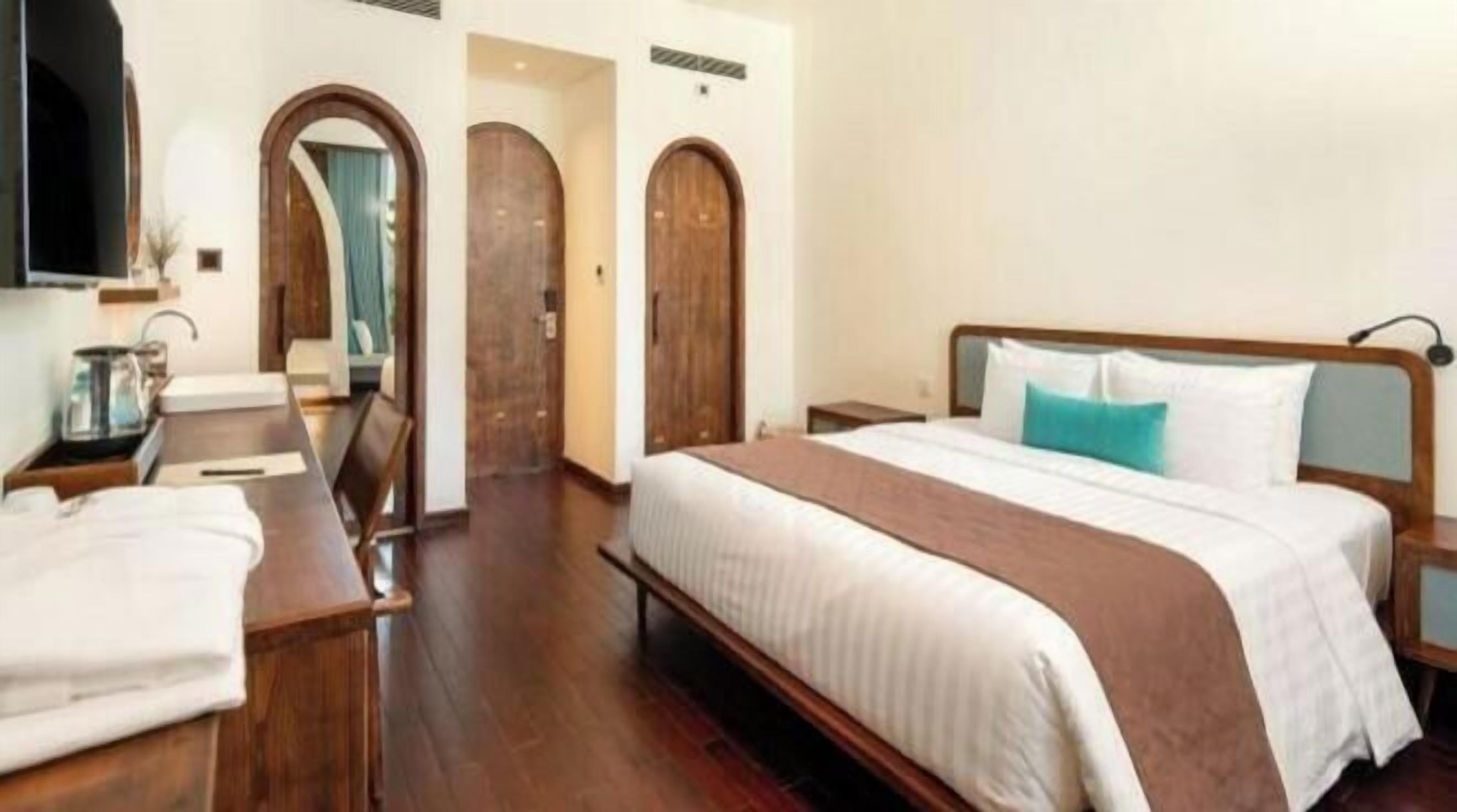 Premium bedding, minibar, in-room safe, desk