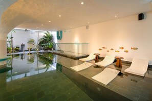 Indoor pool - Hotel Le Bouton (Da Nang)