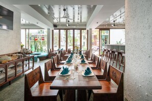 Breakfast, lunch and dinner served - Hotel Le Bouton (Da Nang)