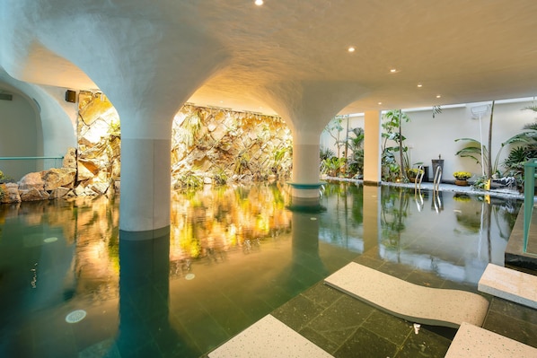 Una piscina cubierta