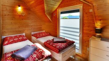 2 bedrooms, travel cot, free WiFi, bed sheets