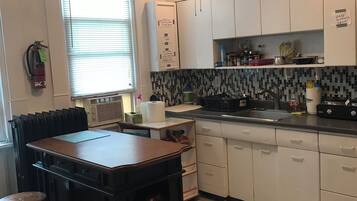 冷蔵庫、電子レンジ、オーブン、コンロ