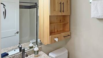 Hårføner, håndklær, såpe og sjampo