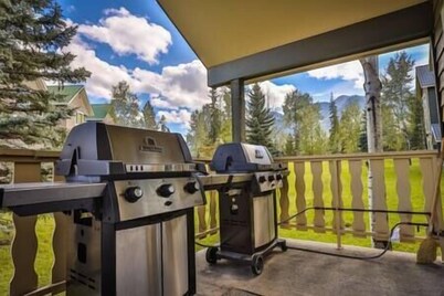 Walk to Ski Hills / Private Suite / Hot Tub